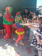 Ершовские ребята повеселились в компании озорного клоуна Клепы и забавной Ириски