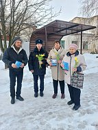 В Ершове полицейский и общественник поздравили горожанок с наступающим 8 Марта и предупредили о мошенниках