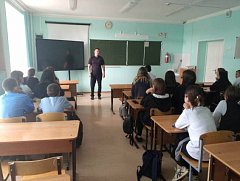 Ершовский полицейский провел профилактическую беседу со старшеклассниками