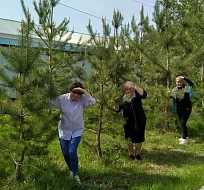 «Аленушка» у болотца, наряды из сирени и сережки березки — пожилые жительницы Ершова подошли креативно к фотосессии на природе