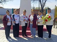 Творческая память: мастер-класс «Гвоздика Победы» прошел для ершовских сельчан