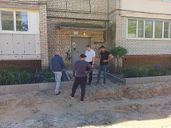 Глава Ершовского района Константин Мызников проверил ход работ по благоустройству дворовых территорий