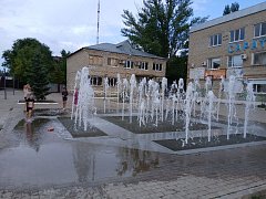 Место встреч, романтических прогулок, детского смеха и отдыха для всей семьи — это все про ершовскую площадь с фонтаном