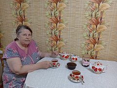 Пожилых ершовцев угостили душистым лакомством