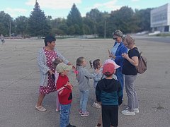 Юные ершовцы-патриоты вручили горожанам ленточки триколора