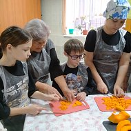 Юные поварята варили кашу на учебной кухне ершовского центра соцобслуживания