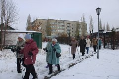 Пожилые ершовцы совместили скандинавскую ходьбу с разминкой на свежем воздухе