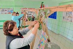 Ершовские сельчанки надеются, что сплетенные ими с добрыми мыслями масксети помогут бойцам оставаться в безопасности