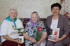 Жительница Ершова принимает поздравления с 90-летием