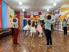 В детском саду «Василек» города Ершова прошел праздничный утренник, посвященный Дню матери и празднику осени