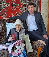 Глава МО г. Ершов Альберт Тихов вручил юбилейные медали труженикам тыла