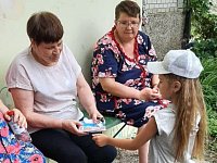 Ершовские дошколята дарили собственноручно изготовленные открытки прохожим