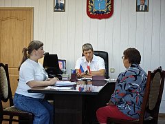 По поручению губернатора глава Ершовского района Константин Мызников провел прием граждан