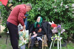 Ветеран Великой Отечественной войны Анна Петровна Зеленкина принимала поздравления от главы Ершовского района Светланы Зубрицкой