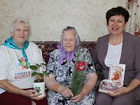 Жительница Ершова принимает поздравления с 90-летием