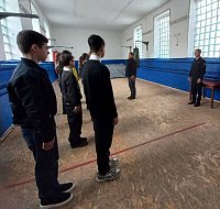 Ершовские полицейские провели со школьниками практическое занятие по строевой подготовке