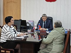 С насущными вопросами к главе Ершовского района Константину Мызникову на прием обратились 12 человек