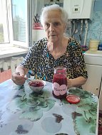 Пожилых ершовцев угостили душистым лакомством