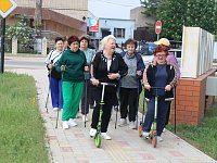 В Международный день семей ершовские «серебряные» сторонники ЗОЖ устроили пробег «Мы шагаем всей семьёй»