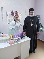 Настоятель ершовского Храма навестил маленьких пациентов ЦРБ