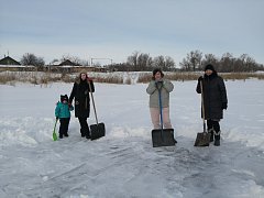 Ученики, родители и педагоги школы ершовского села сообща расчистили каток