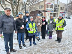 В Ершове юные друзья полиции и общественники приняли участие в традиционной акции МВД России «8 Марта - в каждый дом!»