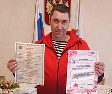 Глава Ершовского района Светлана Зубрицкая вручила поздравительные адреса родителям новорожденных