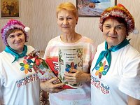 «Серебряные» волонтеры Ершовского района поздравили на дому одиноких пенсионеров