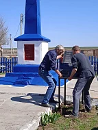 В преддверии юбилея Победы в ершовском селе провели акцию «Чистый памятник»
