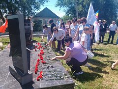 Ершовцы возложили цветы к памятнику участникам локальных войн и конфликтов