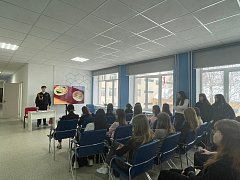 В преддверии Дня студента в гостях у ершовских школьников побывал студент Губернаторского колледжа