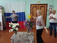 Ершовские «селяночки» за чашкой чая и урожай обсудили, и песни попели