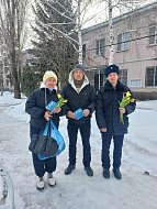 В Ершове полицейский и общественник поздравили горожанок с наступающим 8 Марта и предупредили о мошенниках