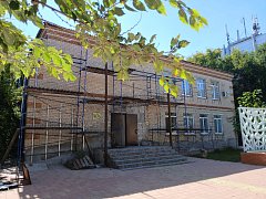 В Ершове ремонтируют входную группу здания ЗАГСа