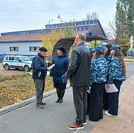 Ершовские общественники и юные друзья полиции помогают полицейским проводить антинаркотическую акцию