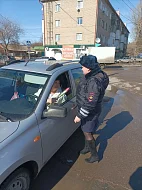 С цветами вместо протоколов на дороги города вышли автоинспекторы Ершовского района