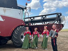 Артисты РДК продолжают поддерживать ершовских хлеборобов любимыми песнями