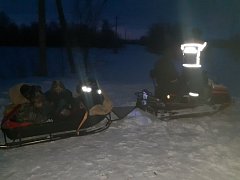 Спасатели эвакуировали беременную женщину и четверых застрявших в снежном заносе