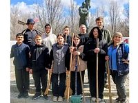 В единстве поколений: ершовские школьники и сельчане привели в порядок памятник воинам ВОВ