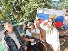 В праздник ершовские дети фотографировались в военной амуниции на фоне российского флага