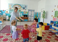 Юных читателей Ершовского района пригласили на познавательно-развлекательную программу «Живет повсюду красота»