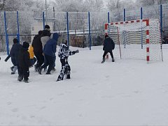 В Ершове полицейский Дед Мороз принял участие в спортивном мероприятии