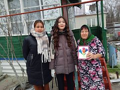 Школьники поздравили ершовских бабушек с Днем матери