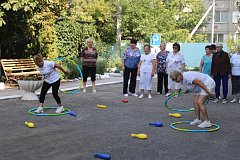 Ершовские получатели соцуслуг поучаствовали в мероприятии «Вперед, Россия!», посвященном Дню Государственного флага