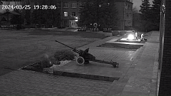 Ершовские девочки-«гурманы» пожарили сосиски на пламени Вечного огня