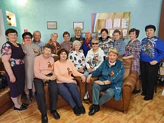 В Ершове «серебряные» волонтеры и получатели соцуслуг на мастер-классе делали броши с георгиевской лентой