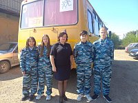 В Ершове госавтоинспекторы провели беседу с детьми в салоне школьного автобуса