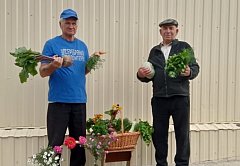 Ершовские «серебряные» волонтеры делятся урожаем с получателями услуг