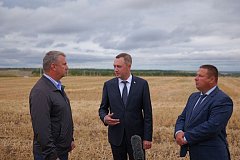 Глава региона отметил Ершовский район в числе лидеров уборочной кампании-2025