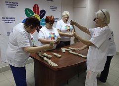 В Ершове «серебряные» волонтеры в добровольческой мастерской «СВОими руками» плетут масксети